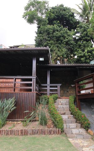 Casa de condomínio à venda com 215m², 4 quartos e 2 vagasQuintal