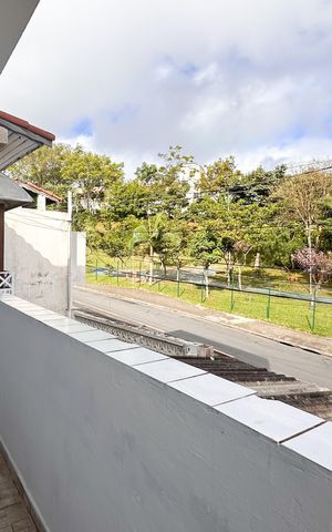 Casa à venda com 326m², 3 quartos e 4 vagas Casa à venda com 326m², 3 quartos e 4 vagasSacada - Casa 1