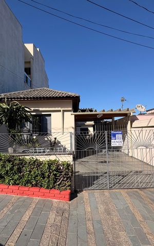 Casa à venda com 156m², 2 quartos e 3 vagas Casa à venda com 156m², 2 quartos e 3 vagasFachada
