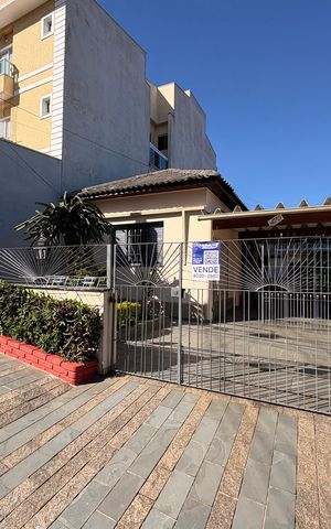 Casa à venda com 156m², 2 quartos e 3 vagas Casa à venda com 156m², 2 quartos e 3 vagasFachada