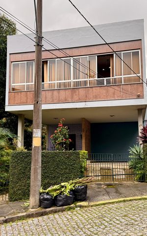 Casa à venda com 328m², 4 quartos e 2 vagas