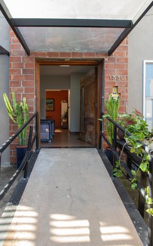 Casa à venda com 230m², 6 quartos e 3 vagas Casa à venda com 230m², 6 quartos e 3 vagasEntrada da Casa