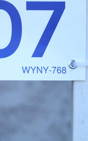 Apartamento para alugar com 33m², 2 quartos e sem vagaPlaca grande instalada na grade da fachada do condomínio no dia 30.06.26 - Código da placa: WYNY-768