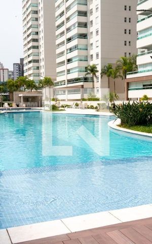 Apartamento para alugar com 155m², 3 quartos e 3 vagas Apartamento para alugar com 155m², 3 quartos e 3 vagasÁrea comum - Piscina