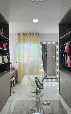 Casa à venda com 400m², 4 quartos e 6 vagas Casa à venda com 400m², 4 quartos e 6 vagasCloset da suíte