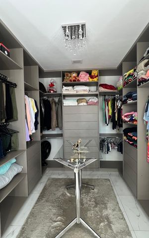 Casa à venda com 400m², 4 quartos e 6 vagas Casa à venda com 400m², 4 quartos e 6 vagasCloset da suíte