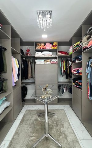 Casa à venda com 400m², 4 quartos e 6 vagas Casa à venda com 400m², 4 quartos e 6 vagasCloset da suíte