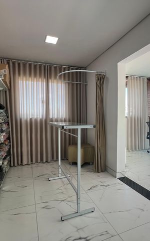 Casa à venda com 400m², 4 quartos e 6 vagas Casa à venda com 400m², 4 quartos e 6 vagasLoja