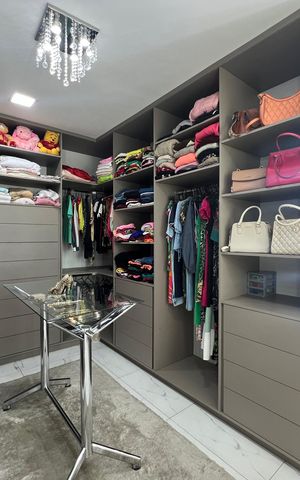 Casa à venda com 400m², 4 quartos e 6 vagas Casa à venda com 400m², 4 quartos e 6 vagasCloset da suíte