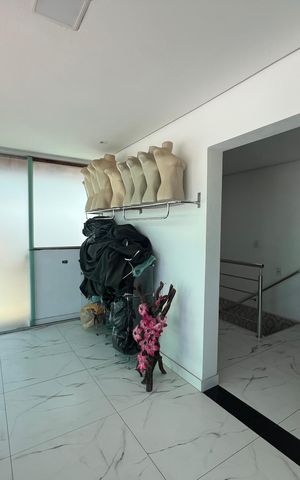 Casa à venda com 400m², 4 quartos e 6 vagas Casa à venda com 400m², 4 quartos e 6 vagasLoja