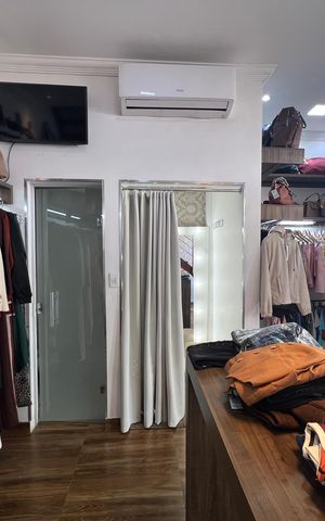Casa à venda com 400m², 4 quartos e 6 vagas Casa à venda com 400m², 4 quartos e 6 vagasLoja