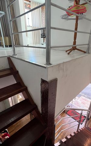 Casa à venda com 400m², 4 quartos e 6 vagas Casa à venda com 400m², 4 quartos e 6 vagasEscada
