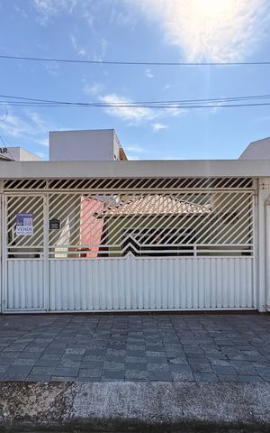 Casa à venda com 138m², 2 quartos e 2 vagas Casa à venda com 138m², 2 quartos e 2 vagasFachada + plaquinha YSQQ-190