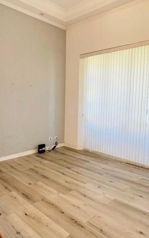Casa de condomínio para alugar com 600m², 4 quartos e 4 vagas Casa de condomínio para alugar com 600m², 4 quartos e 4 vagasSala