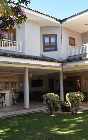 Casa de condomínio à venda com 200m², 4 quartos e 3 vagas Casa de condomínio à venda com 200m², 4 quartos e 3 vagasvista da casa com varandas