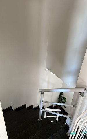 Casa para alugar com 90m², 3 quartos e 2 vagas Casa para alugar com 90m², 3 quartos e 2 vagasEscada