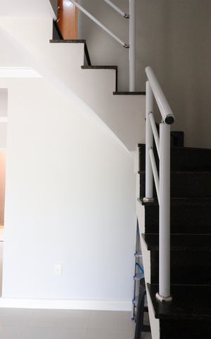 Casa à venda com 90m², 3 quartos e 2 vagasEscada
