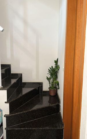 Casa para alugar com 90m², 3 quartos e 2 vagas Casa para alugar com 90m², 3 quartos e 2 vagasEscada