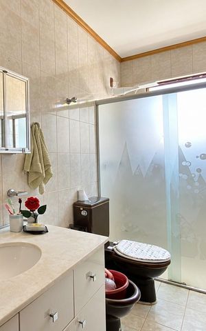 Casa à venda com 140m², 3 quartos e 3 vagas Casa à venda com 140m², 3 quartos e 3 vagasBanheiro 1