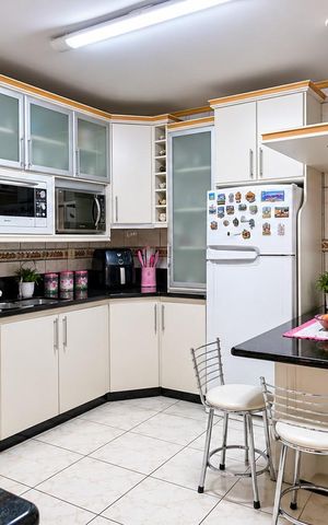 Casa à venda com 140m², 3 quartos e 3 vagas Casa à venda com 140m², 3 quartos e 3 vagasCozinha