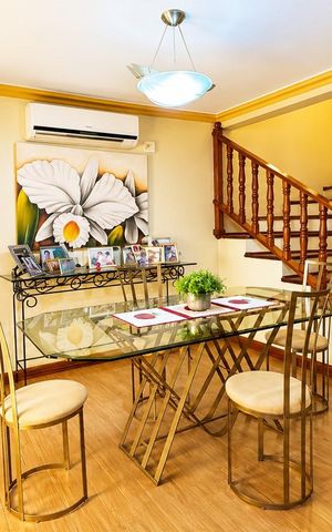 Casa à venda com 140m², 3 quartos e 3 vagas Casa à venda com 140m², 3 quartos e 3 vagasSala