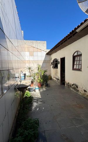 Casa à venda com 388m², 4 quartos e 4 vagas Casa à venda com 388m², 4 quartos e 4 vagasEspaço fundos