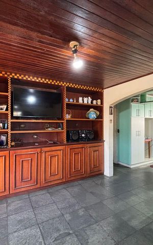Casa à venda com 388m², 4 quartos e 4 vagas Casa à venda com 388m², 4 quartos e 4 vagasSala