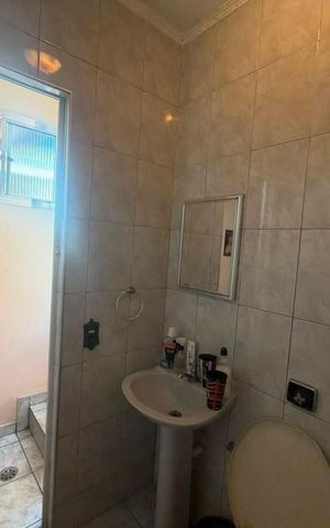 Casa à venda com 360m², 5 quartos e 2 vagas Casa à venda com 360m², 5 quartos e 2 vagasBanheiro social