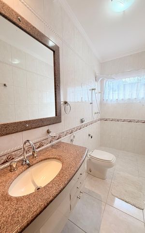 Casa de condomínio à venda com 483m², 6 quartos e 8 vagasBanheiro da Suíte 4