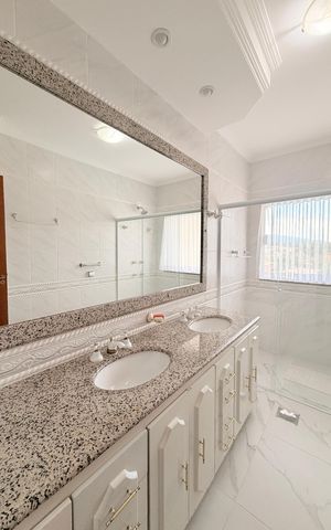 Casa de condomínio à venda com 483m², 6 quartos e 8 vagasBanheiro da Suíte 1