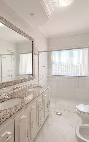 Casa de condomínio à venda com 483m², 6 quartos e 8 vagasBanheiro da Suíte 1