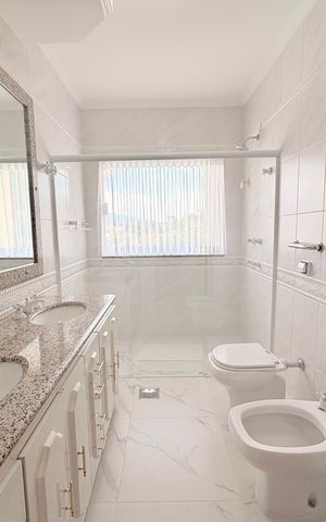 Casa de condomínio à venda com 483m², 6 quartos e 8 vagasBanheiro da Suíte 1