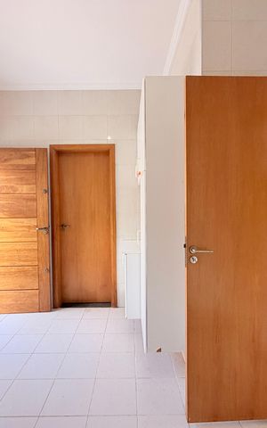 Casa de condomínio à venda com 483m², 6 quartos e 8 vagasÁrea de Serviço com quintal