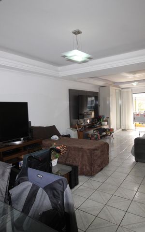 Casa à venda com 370m², 3 quartos e 8 vagasSala