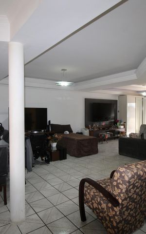 Casa à venda com 370m², 3 quartos e 8 vagasSala