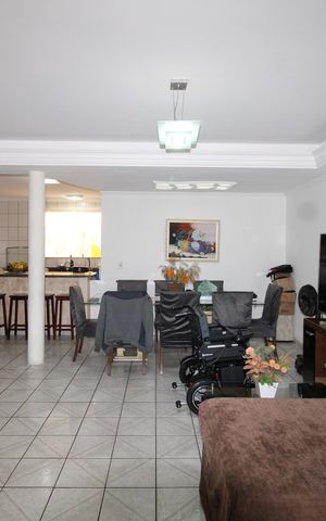 Casa à venda com 370m², 3 quartos e 8 vagasSala
