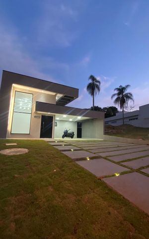 Casa de condomínio para alugar com 256m², 3 quartos e 4 vagas Casa de condomínio para alugar com 256m², 3 quartos e 4 vagasFachada