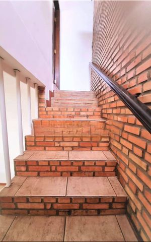 Casa de condomínio à venda com 220m², 4 quartos e 3 vagas Casa de condomínio à venda com 220m², 4 quartos e 3 vagasEscada