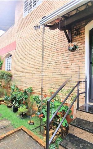 Casa de condomínio à venda com 220m², 4 quartos e 3 vagas Casa de condomínio à venda com 220m², 4 quartos e 3 vagasÁrea externa