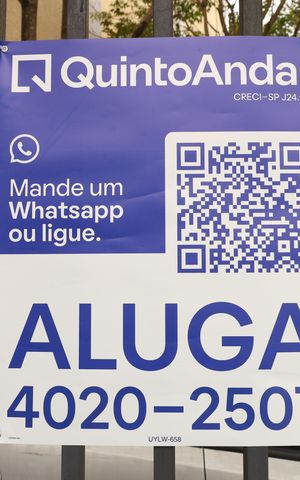 Apartamento para alugar com 38m², 2 quartos e sem vagaPlaca grande instalada na grade da fachada do condomínio, dia 04.07.2026 - Código da placa: UYLW-658