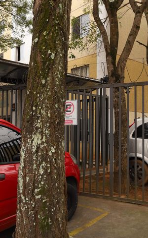 Apartamento para alugar com 38m², 2 quartos e sem vagaPlaca grande instalada na grade da fachada do condomínio, dia 04.07.2026 - Código da placa: UYLW-658