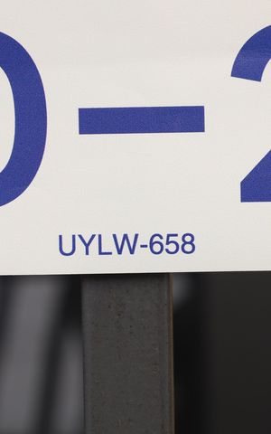 Apartamento para alugar com 38m², 2 quartos e sem vagaPlaca grande instalada na grade da fachada do condomínio, dia 04.07.2026 - Código da placa: UYLW-658
