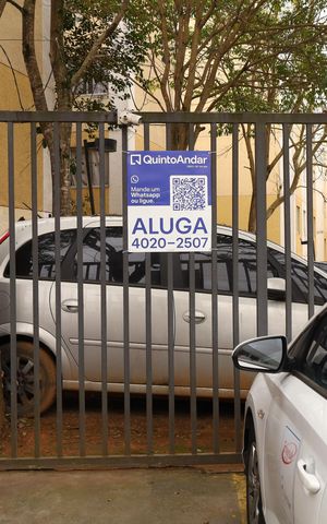 Apartamento para alugar com 38m², 2 quartos e sem vagaPlaca grande instalada na grade da fachada do condomínio, dia 04.07.2026 - Código da placa: UYLW-658