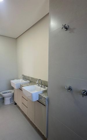 Apartamento à venda com 112m², 2 quartos e 2 vagas Apartamento à venda com 112m², 2 quartos e 2 vagasBanheiro da Suíte 2