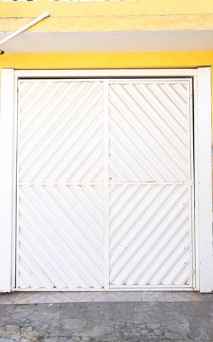 Casa para alugar com 142m², 2 quartos e 3 vagasPlaca grande instalada na fachada do imóvel no dia 30.06.2026 - Código da placa: UKLP-590