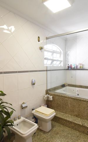 Casa à venda com 397m², 4 quartos e 4 vagasBanheiro da Suíte 1