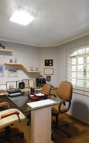 Casa à venda com 397m², 4 quartos e 4 vagasEscritório