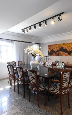 Casa à venda com 397m², 4 quartos e 4 vagasSala