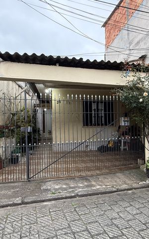 Casa à venda com 129m², 2 quartos e 1 vaga Casa à venda com 129m², 2 quartos e 1 vagaFachada