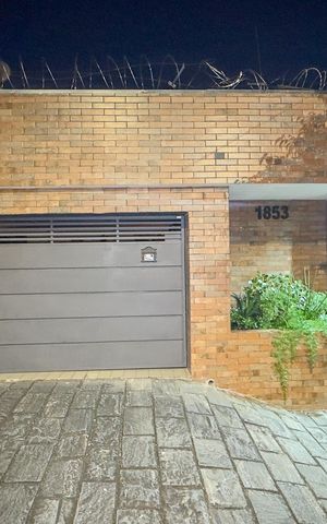 Casa para alugar com 500m², 2 quartos e 2 vagasFachada